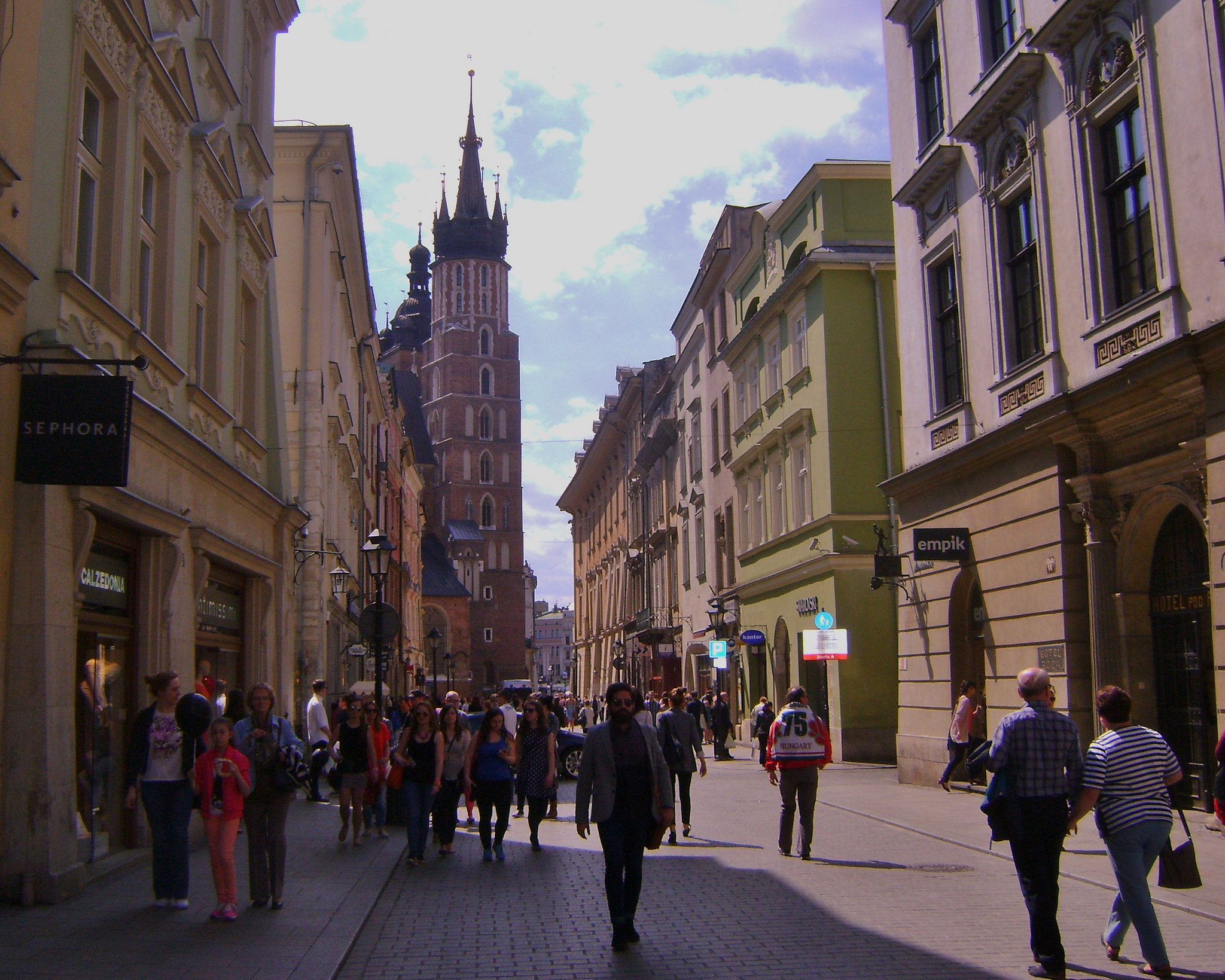 Zadbany i estetyczny trawnik ogrodowy.